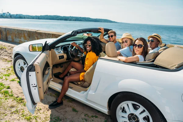 Multikulti-Freunde im Auto am Meer — Stockfoto