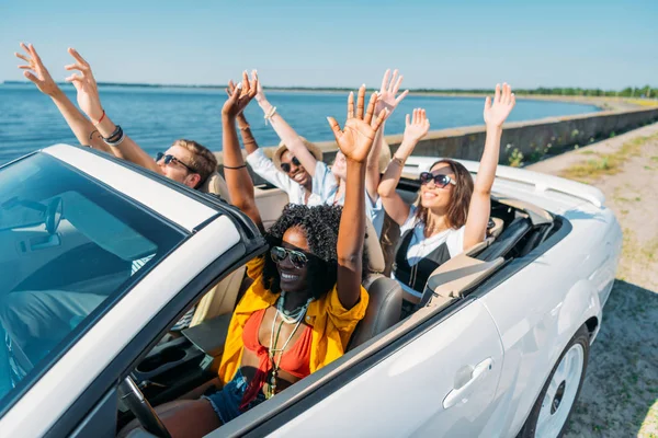 Amigos multiétnicos montar coche — Foto de Stock