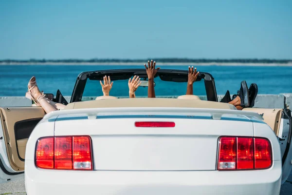 Freunde rasten im Auto — Stockfoto