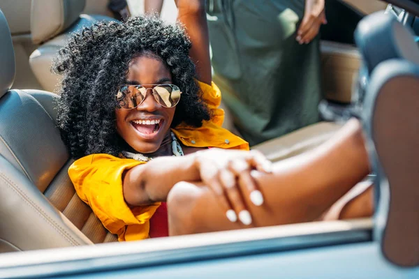 Mujer afroamericana en coche — Foto de Stock