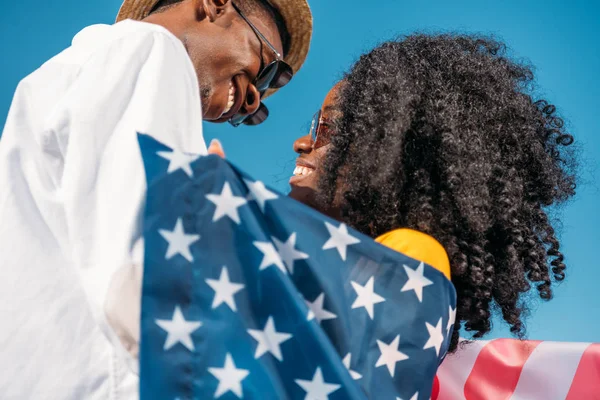 Africano casal americano abraçando uns aos outros — Fotografia de Stock