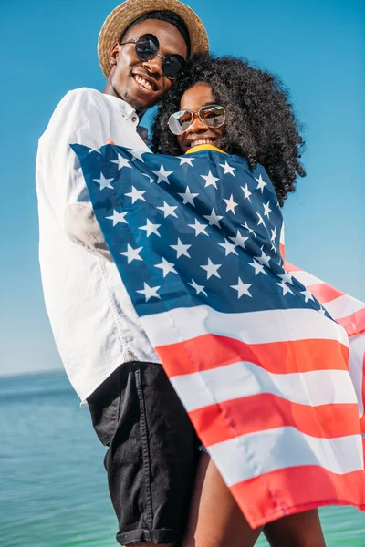 Africano casal americano abraçando uns aos outros — Fotografia de Stock