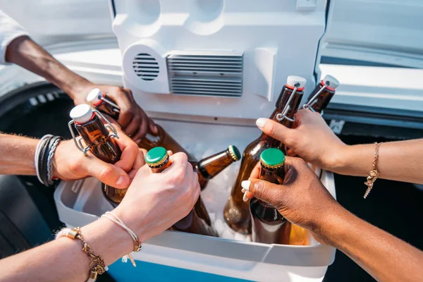 Menschen nehmen Flaschen aus tragbarem Kühlschrank — Stockfoto