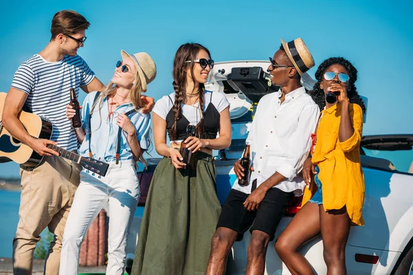 Amis multiculturels passer du temps au bord de la mer — Photo