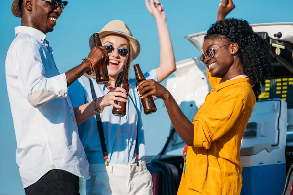 Teman multietnis minum bir bersama-sama — Stok Foto