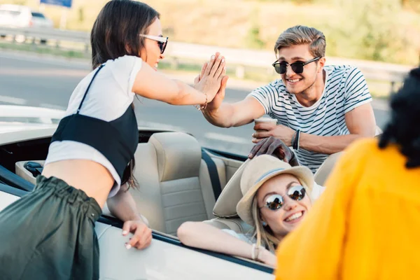 Amigos multiculturales dando cinco — Foto de Stock