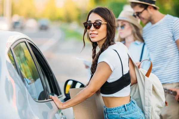 Asian woman hitchhiking — Stock Photo, Image