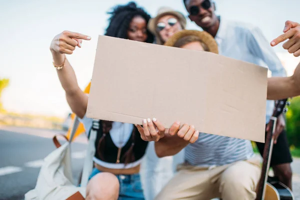 Amici multiculturali che fanno autostop insieme — Foto Stock