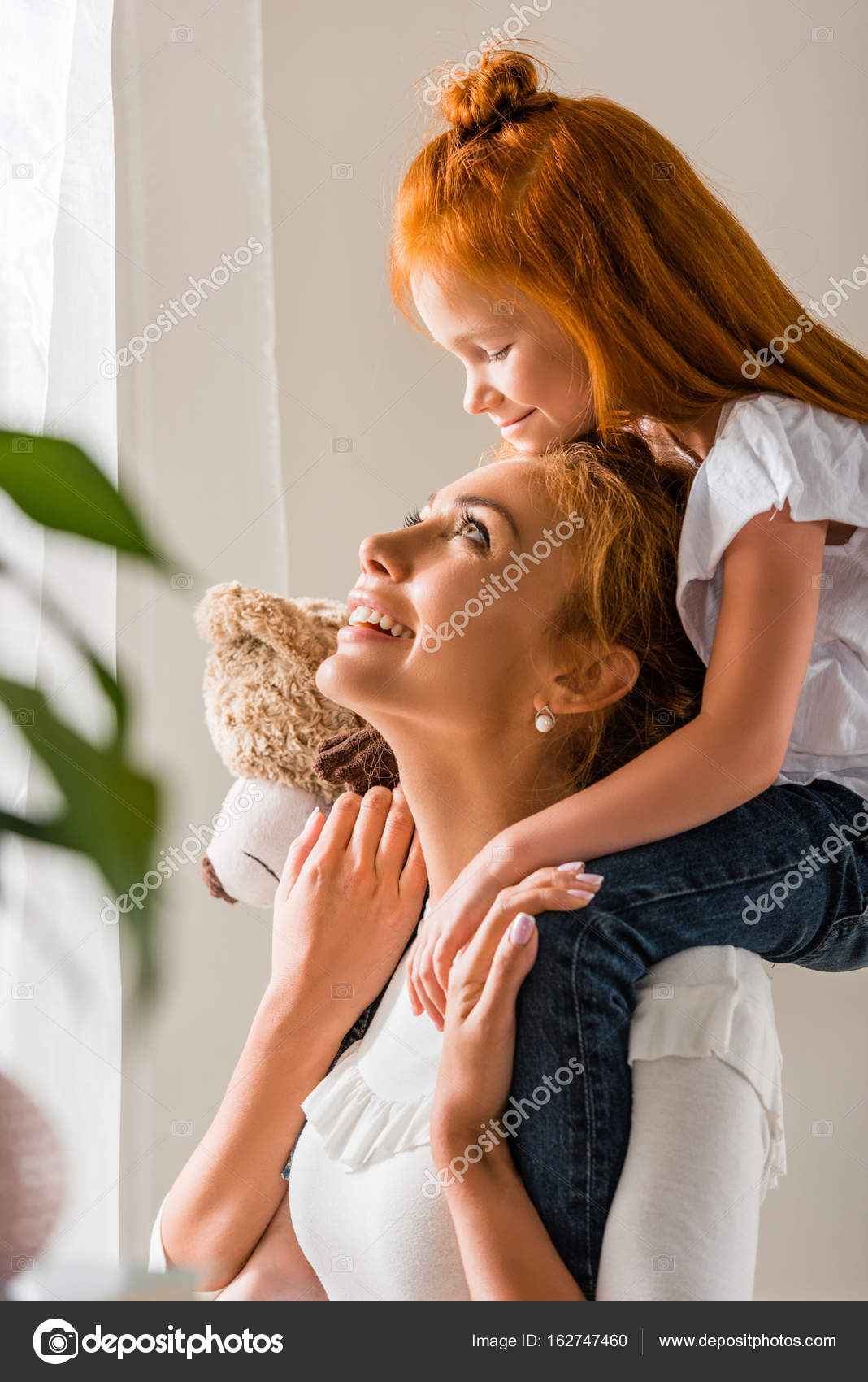 Мать и дочь на спине стоковая фотография