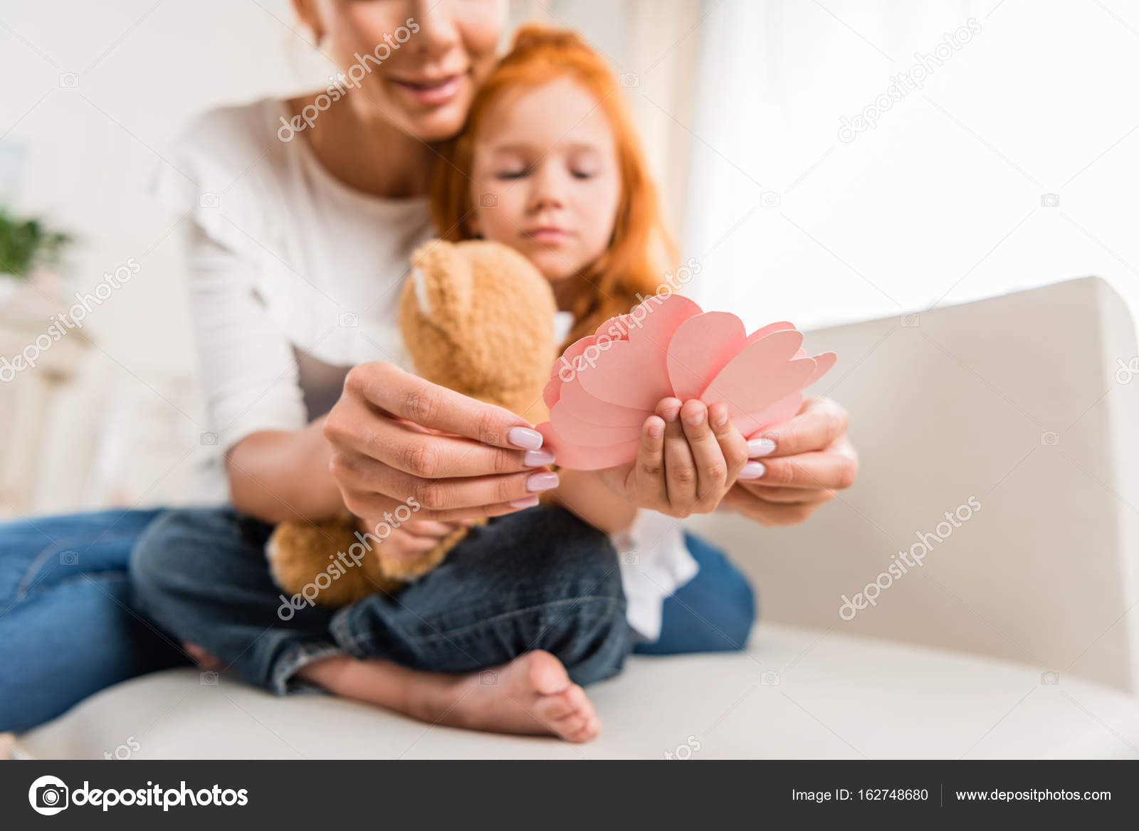 Мать и дочь с бумажными сердцами — Стоковое фото