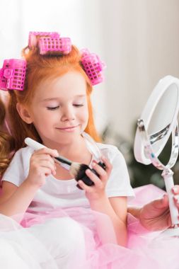 yüz pudrası ile küçük kız