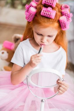 Kız ruj uygulanıyor