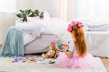 tırnak cilası ile küçük kız