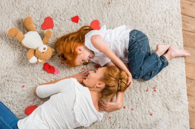 Anne ve kızı ile kalpleri ve oyuncak ayı