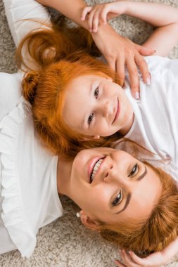 Gülümseyen aile