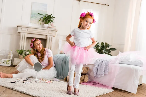 Little girl in mothers high heels — Stock Photo, Image