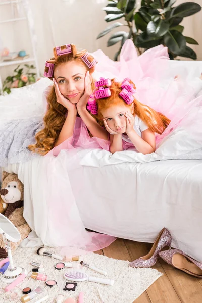 Mother and daughter lying on bed — Stock Photo, Image