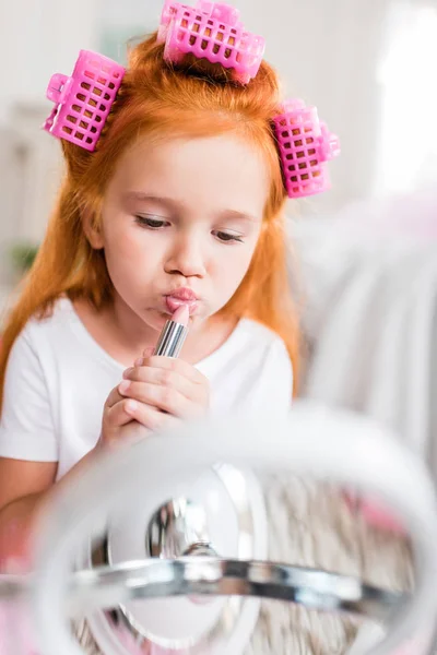 Menina aplicando batom — Fotografia de Stock