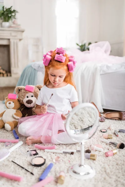 Little girl with eye shadows — Free Stock Photo