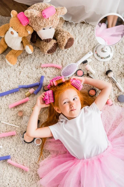 Kislány fején hajcsavarók — ingyenes stock fotók
