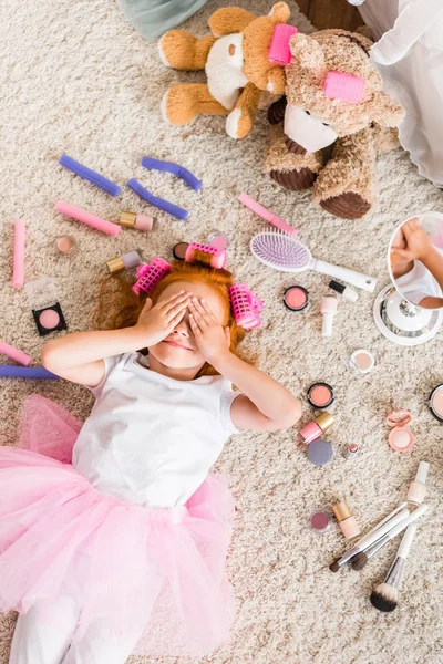 Menina com encrespadores na cabeça — Fotografia de Stock