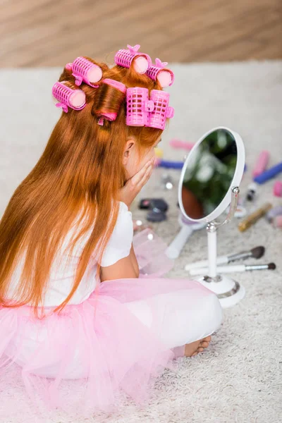 Girl looking in mirror — Free Stock Photo