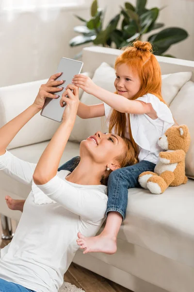 Mãe e filha usando tablet juntos — Fotografia de Stock