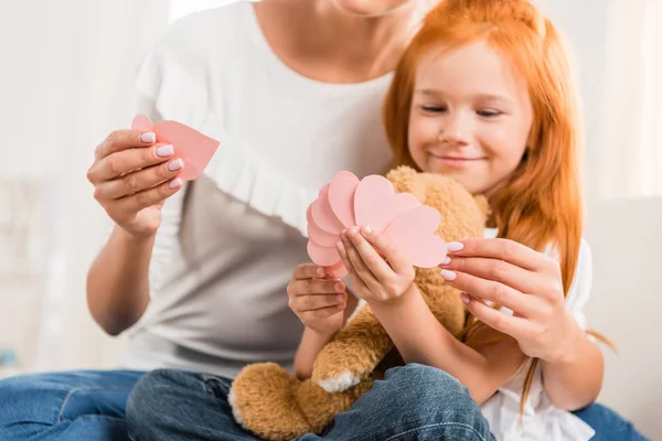 Moeder en dochter met papier hart — Stockfoto