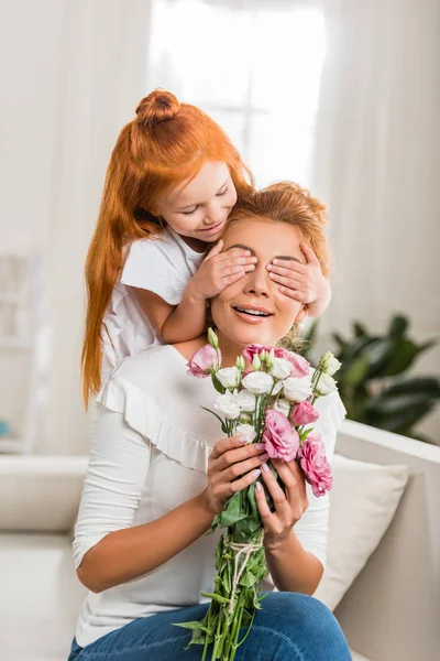 Hija cubriendo madres ojos — Foto de Stock