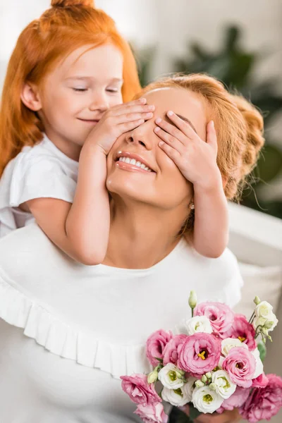 Filha cobrindo mães olhos — Fotografia de Stock