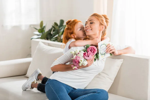 Girl greeting mother on mothers day — Stock Photo, Image