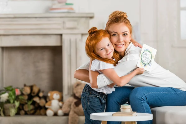 Madre e hija abrazándose mutuamente — Foto de Stock