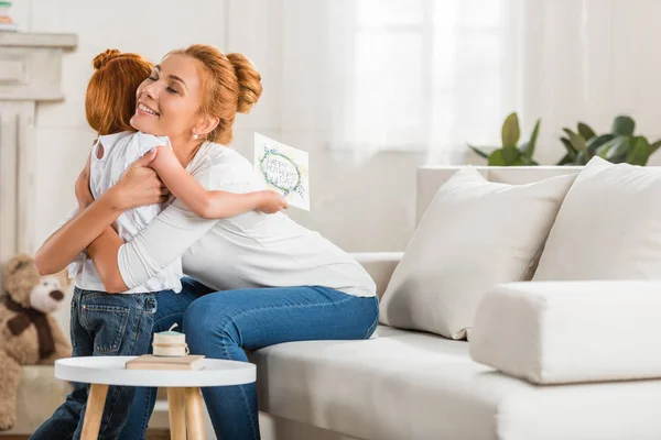 Moeder en dochter knuffelen elkaar — Stockfoto