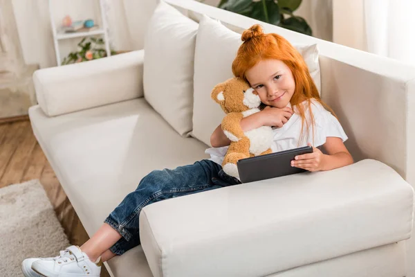 Menina com tablet em casa — Fotografia de Stock Grátis