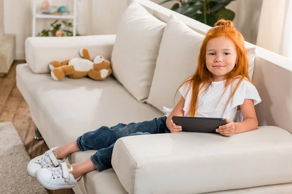 Niña con la tableta en casa — Foto de Stock