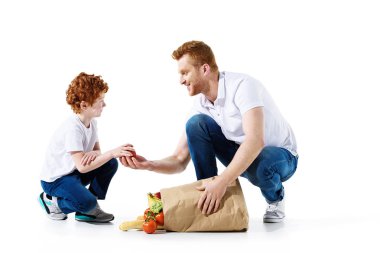 Baba ve oğul bakkal çantası ile