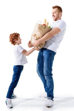 Baba ve oğul bakkal çantası ile