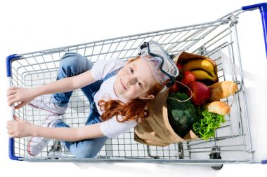 Kızıl saçlı çocuk arabası alışveriş