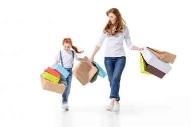 Anne ve kızı ile alışveriş torbaları