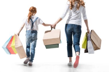 Anne ve kızı ile alışveriş torbaları