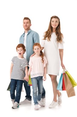 mutlu bir aile ile alışveriş torbaları