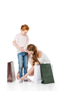 Anne ve kızı ile alışveriş torbaları