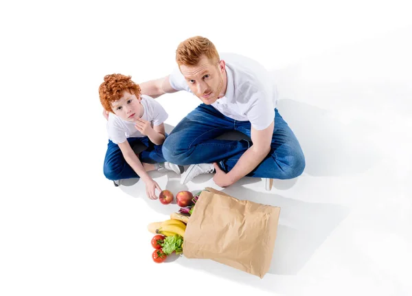 Vader en zoon met boodschappen tas — Stockfoto