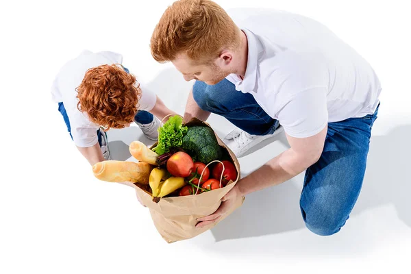 Padre e hijo con bolsa de comestibles — Foto de stock gratis