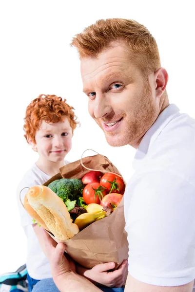 Apa és fia, élelmiszerbolt táska — Stock Fotó