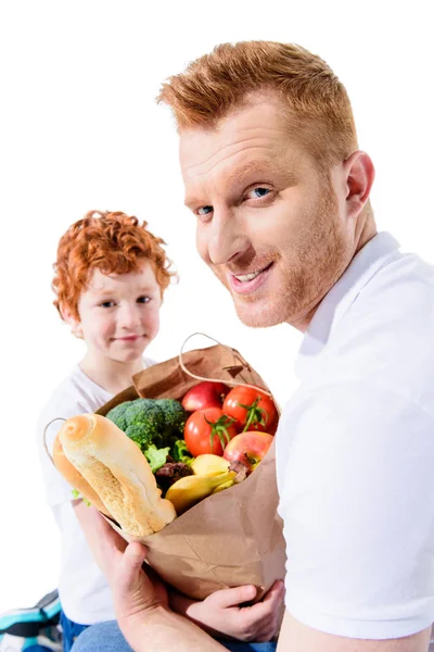 Baba ve oğul bakkal çantası ile — Stok fotoğraf