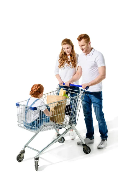 Familia feliz con carrito de compras — Foto de Stock