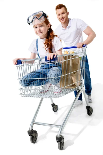 Pai e filha com carrinho de compras — Fotografia de Stock