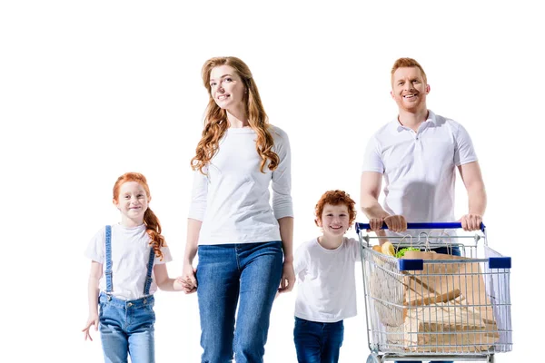 Família feliz com carrinho de compras — Fotografia de Stock