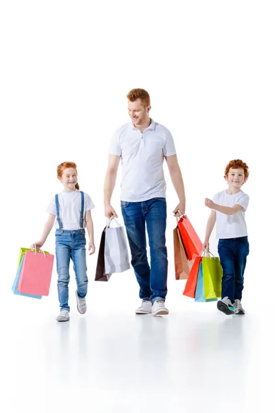 Père avec des enfants faisant du shopping ensemble — Photo